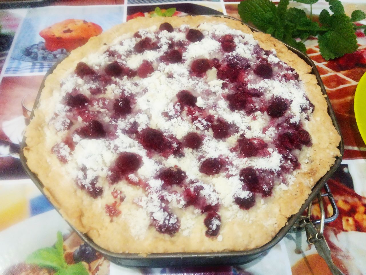 Песочный пирог с начинкой из свежих ягод малины и штрейзельной крошки: Испеченный пирог достаем из духовки, охлаждаем в форме.