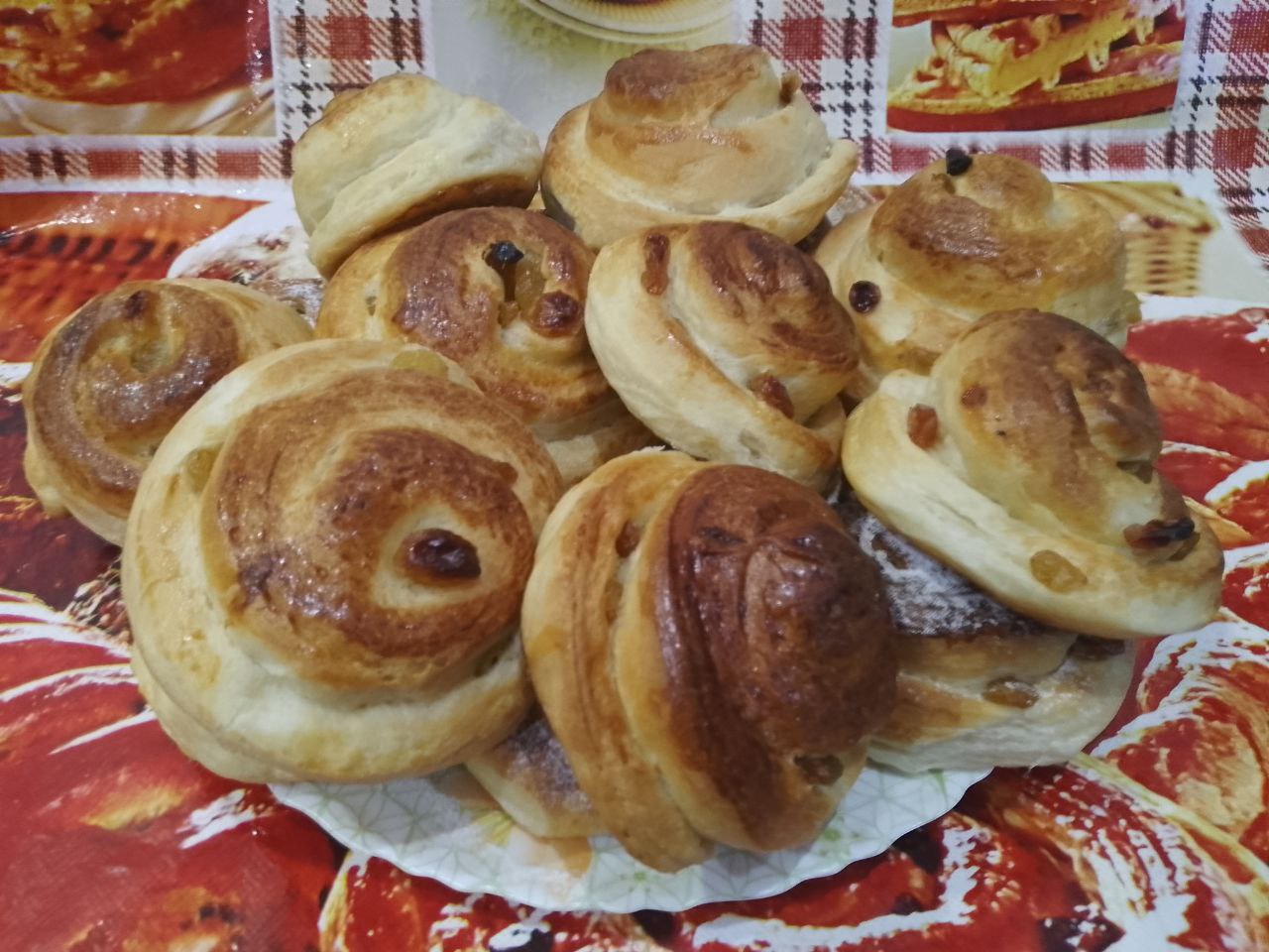 Булочки из слоеного дрожжевого теста с корицей и изюмом: Испеченные булочки охлаждаем, посыпаем сахарной пудрой и складываем на блюдо или поднос.