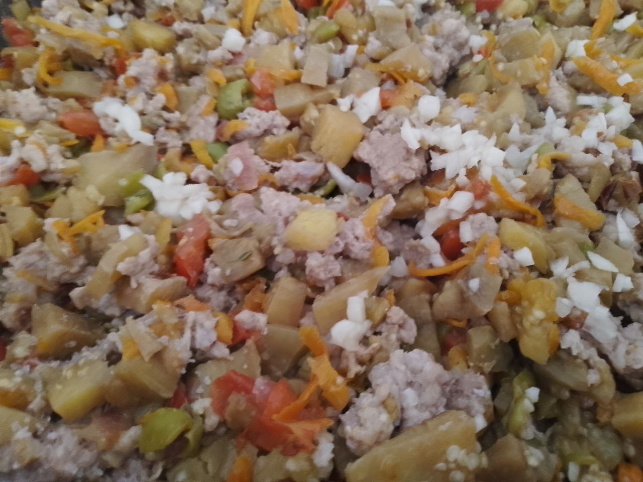 Запеченные в духовке, баклажаны с овощами, фаршем и сыром: Добавляем измельченный чеснок, перец молотый и соль по вкусу, перемешиваем и тушим ещё несколько минут.