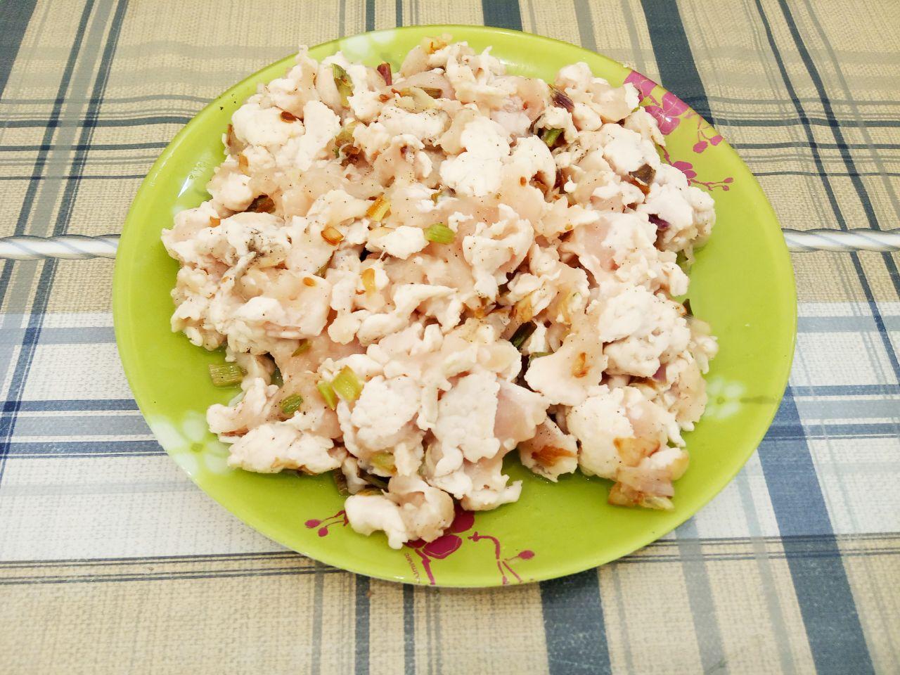 Сочные кабачковые гнезда с мясной начинкой и сыром: Лук очищаем, промываем, мелко измельчаем и обжариваем на растительном масле до золотистого цвета. Затем