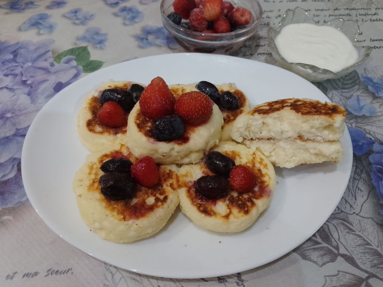Сырники из творога, рисовой муки и кокосовой стружки