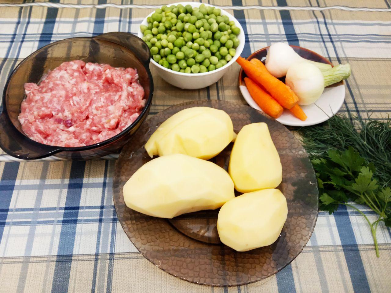 Овощной суп с зеленым горошком и мясными фрикадельками