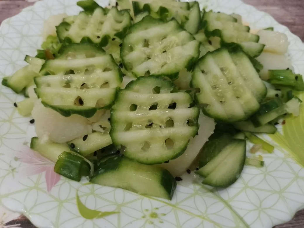 Картофель с зеленым луком, чесноком и свежим огурцом
