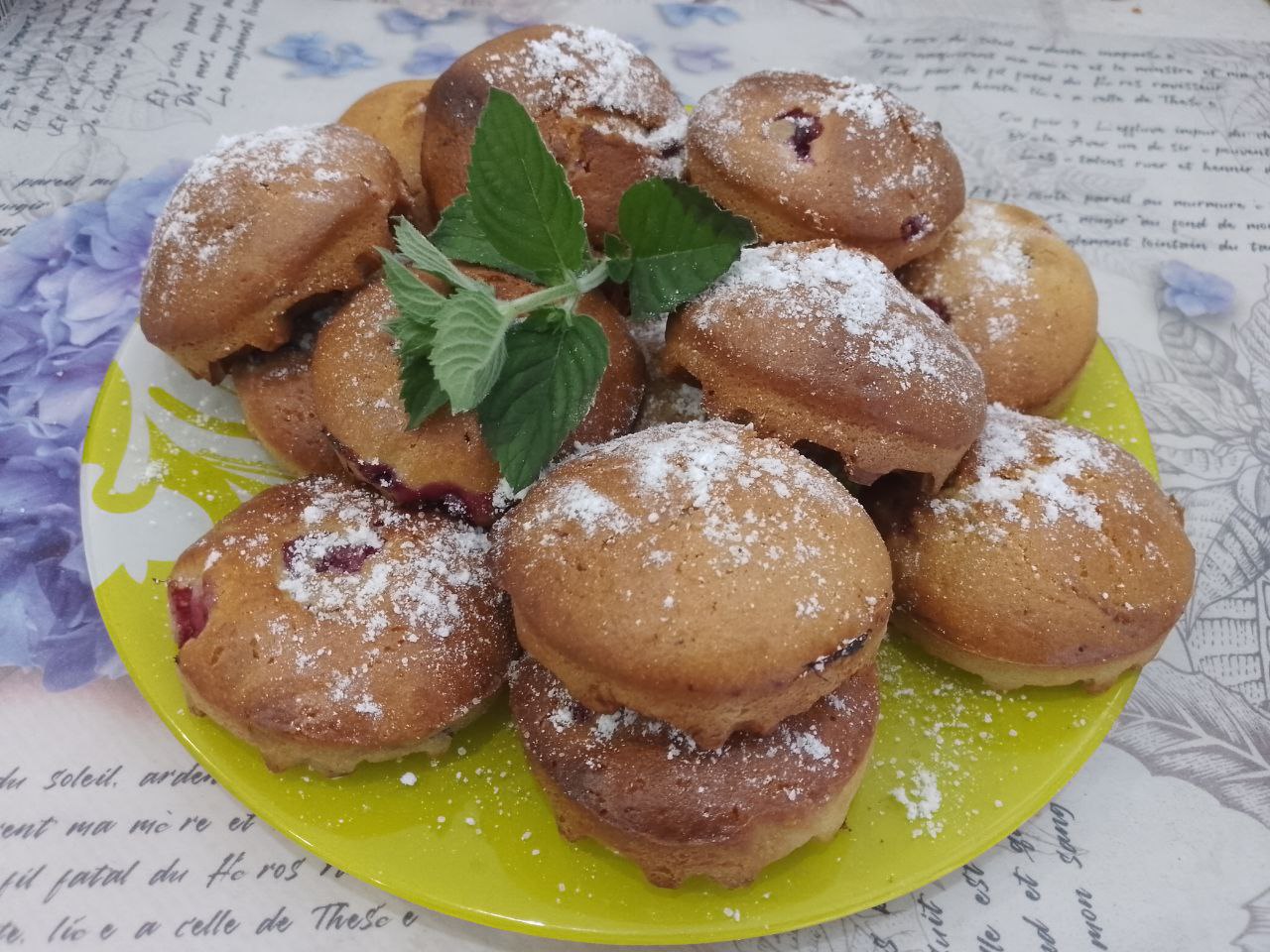 Мягкие вафли с ягодами, просто и вкусно: Достаем вафли из формы и выкладываем на блюдо.