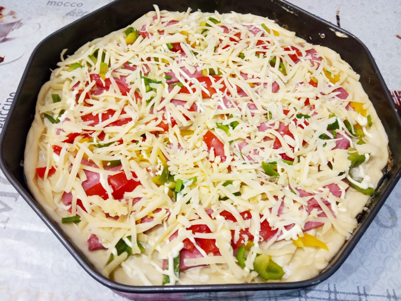 Домашняя пицца с колбасой, помидорами и сладким перцем: Духовку разогреваем до 180-190 С и ставим пиццу для выпекания. Выпекаем пиццу около 20-30 минут, если начинка