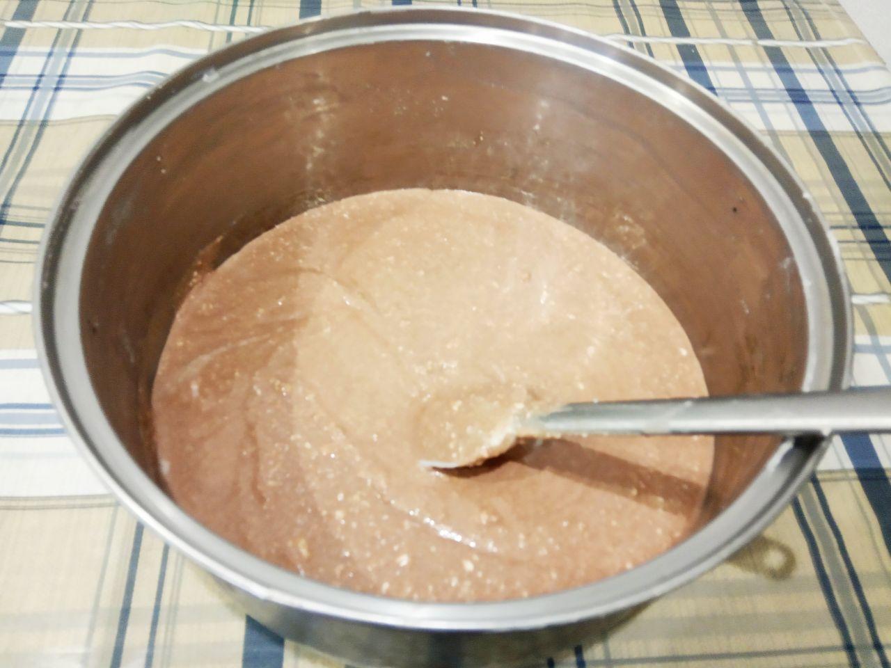 Шоколадная творожная пасха с изюмом и цукатами: Ставим творожную массу на умеренный огонь и подогреваем, до горячего состояния, но не до кипения. Творожную