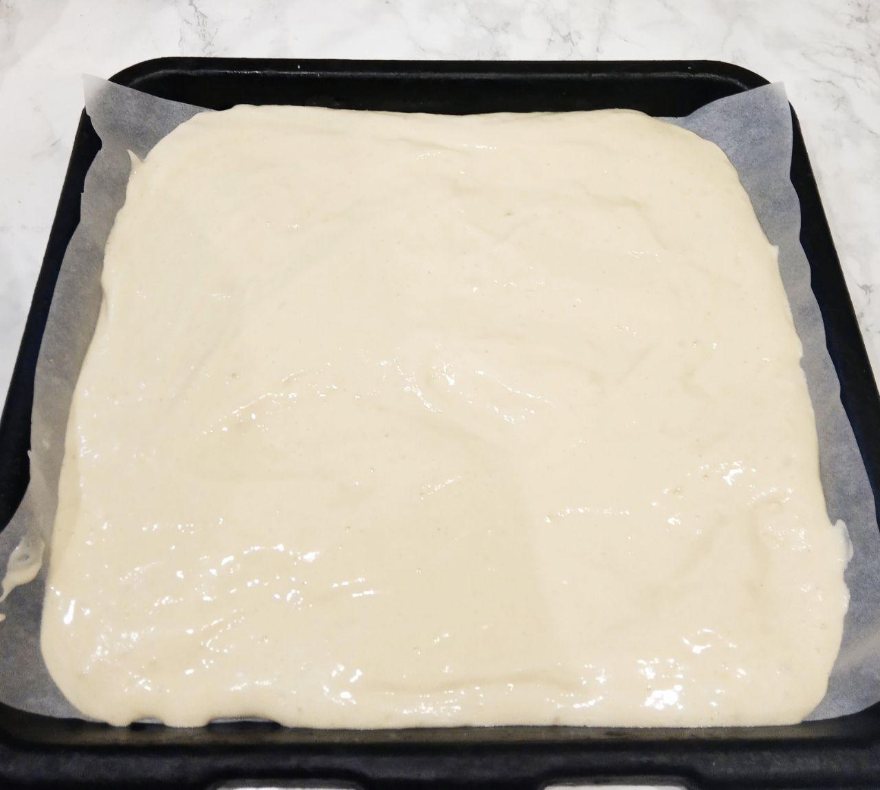 Рулет с джемом, быстро и вкусно: Противень застилаем пергаментом и выкладываем равномерно тесто.