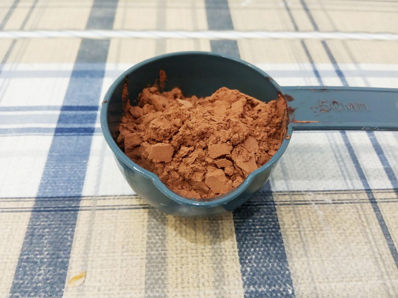 Домашнее печенье рассыпчатое и песочное, вкусное и аппетитное: В другую часть теста добавляем столовую ложку муки и какао, замешиваем однородное тесто.