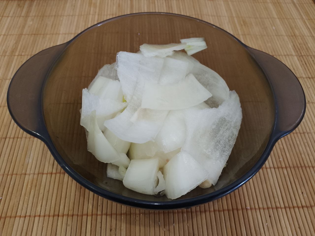 Вареники с куриным мясом и жареным луком: Лук очищаем от шелухи, промываем и измельчаем.