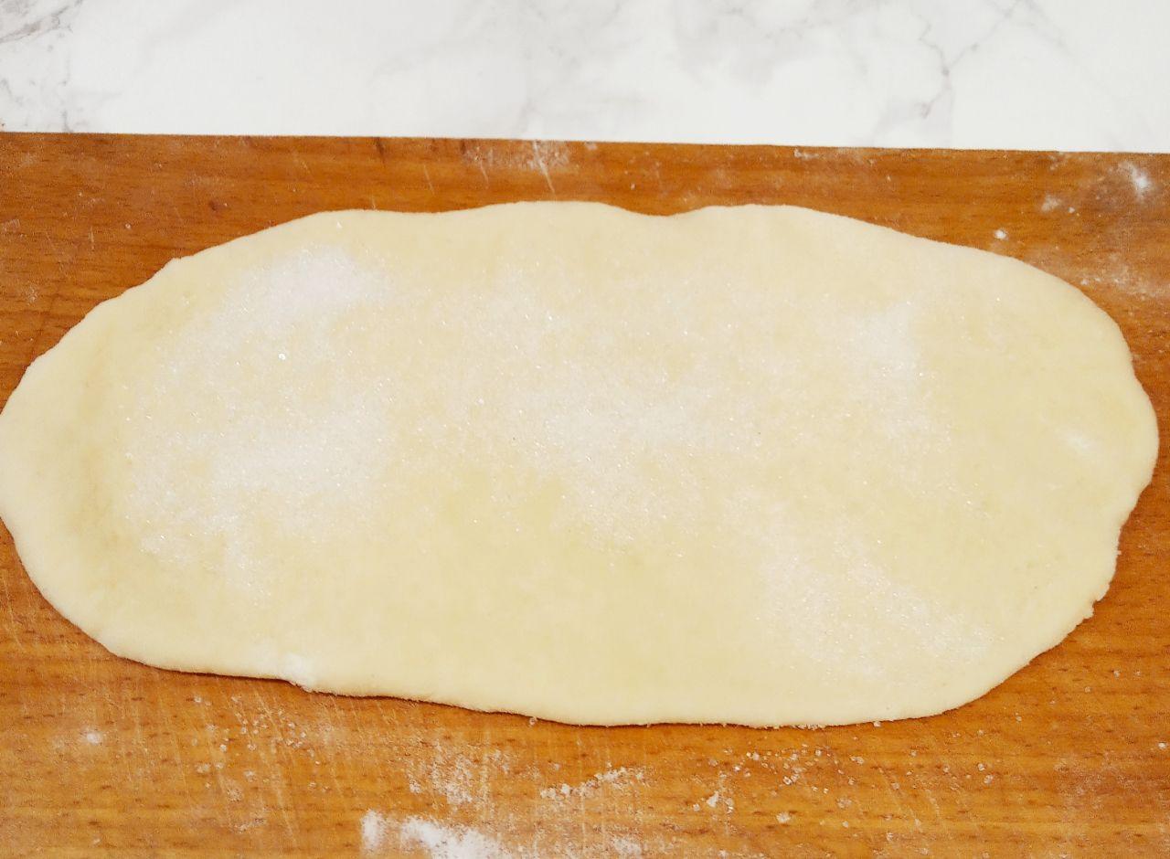 Булочки с сахаром к чаю: Каждую часть тонко раскатываем и посыпаем сахаром.