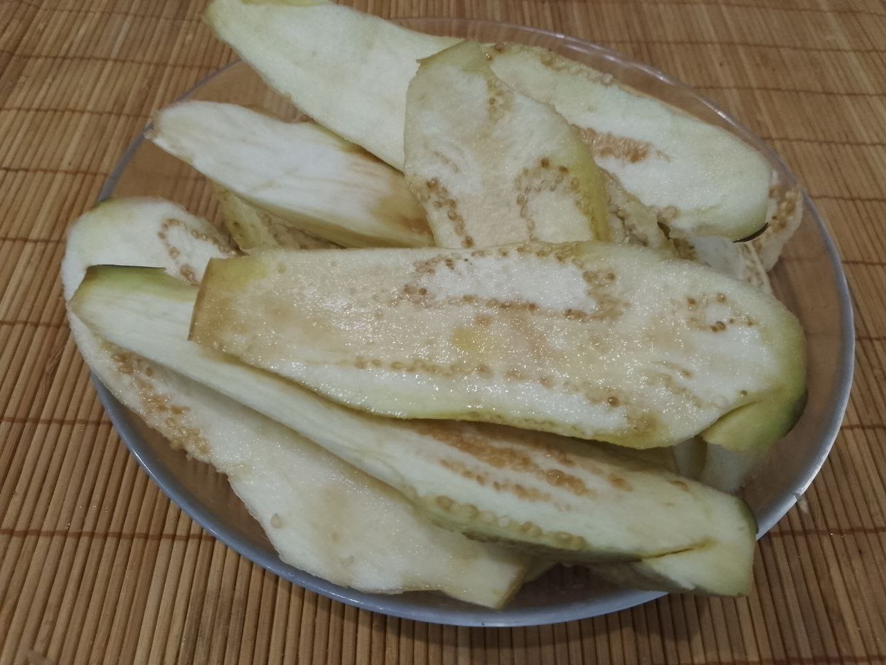 Запеченные в духовке, баклажаны с овощами, фаршем и сыром: Баклажаны достаем из соленой воды, промываем водой, ножом вычищаем середину и разрезаем на маленькие кубики.