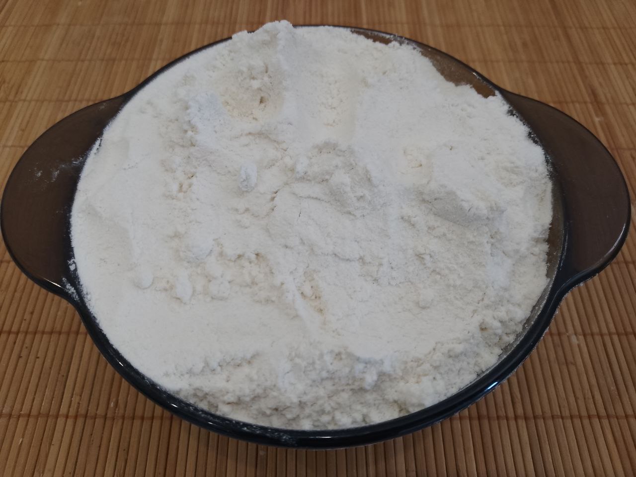 Домашнее печенье с кокосовой стружкой, песочное и рассыпчатое: Муку смешиваем с разрыхлителем для теста и просеиваем через мелкое сито. Смешиваем муку с крахмалом и
