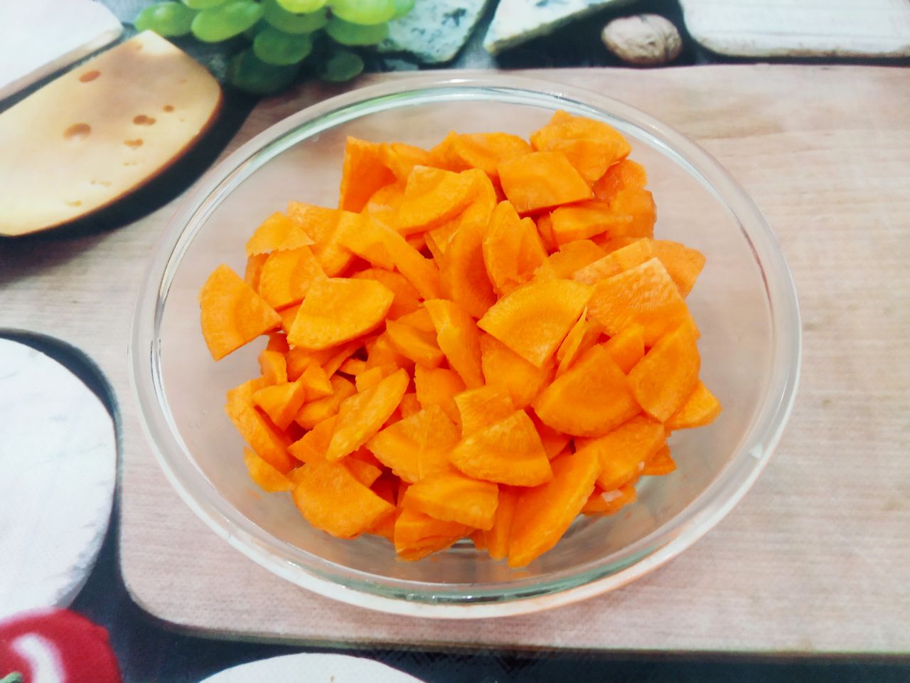 Тушеные баклажаны с овощами и филе: Морковь очищаем, промываем и нарезаем ломтиками.