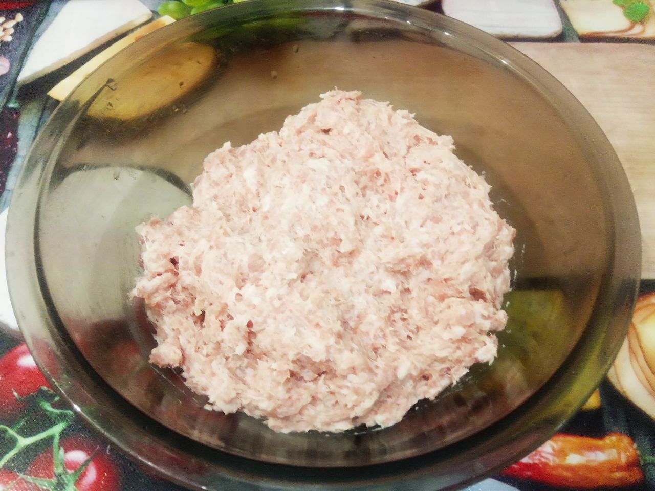 Мясные колбаски, жареные на сковороде, вкусные и аппетитные: Перекладываем массу в полиэтиленовый пакет и отбиваем в пакете.