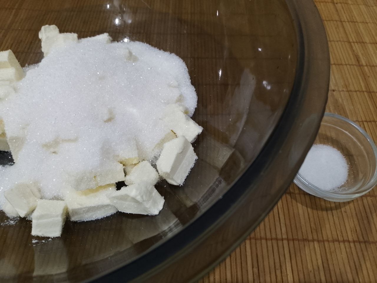 Домашнее песочное печенье с клубникой: Сливочное размягченное масло кладем в чашу, добавляем сахар и ванильный сахар. Взбиваем до исчезновения