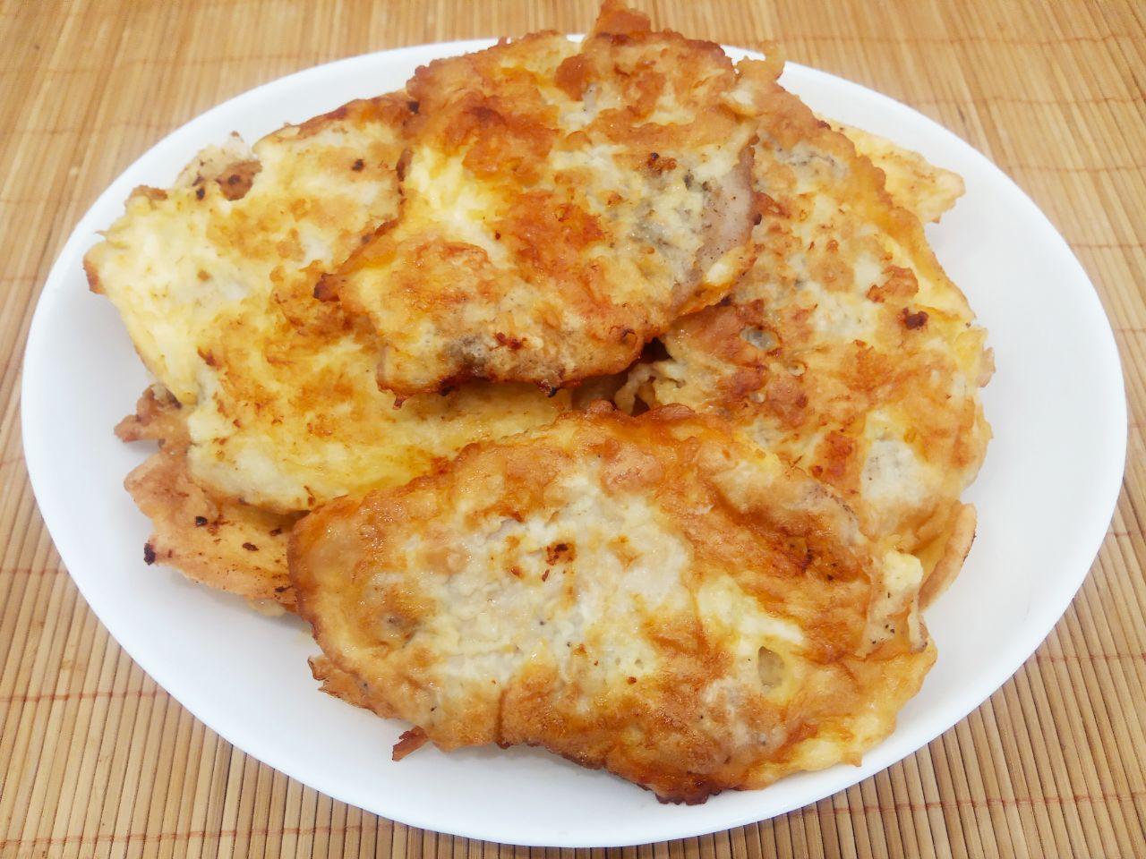 Отбивные  из свинины в кляре из яиц и сыра, вкусные и сытные: Выкладываем отбивные на блюдо и подаем с соусом, овощами или по своему усмотрению.