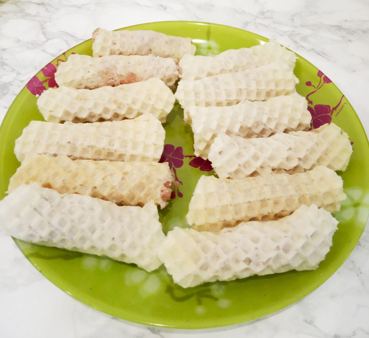 Вафельные трубочки с мясной начинкой в яичном кляре: Фарша кладем такое количество, чтобы сворачивалась трубочка. Сворачиваем вафли трубочкой, когда немного