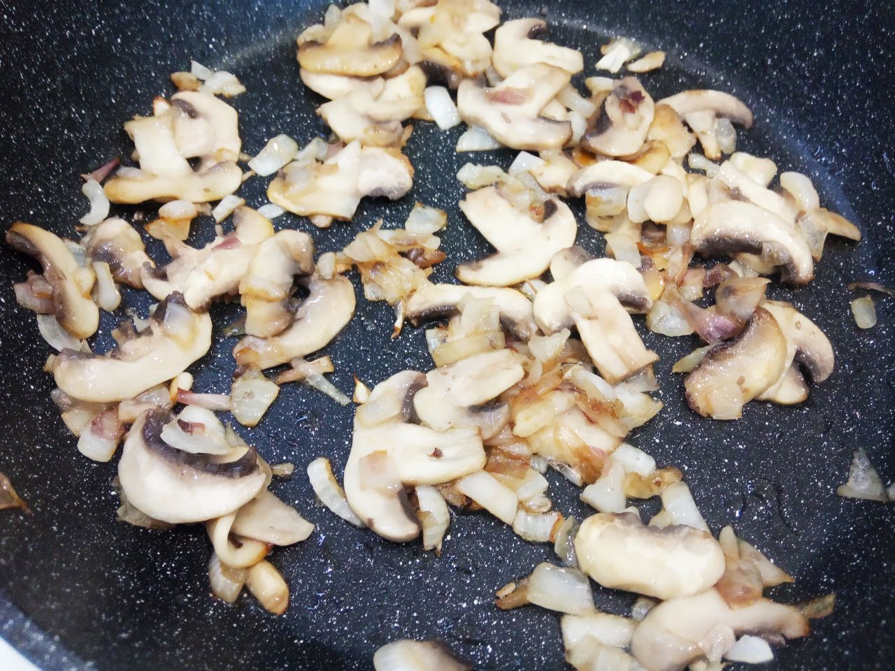 Тушеные патиссоны с овощами и грибами: Кладем полоски шампиньон в обжаренный лук, размешиваем и обжариваем.