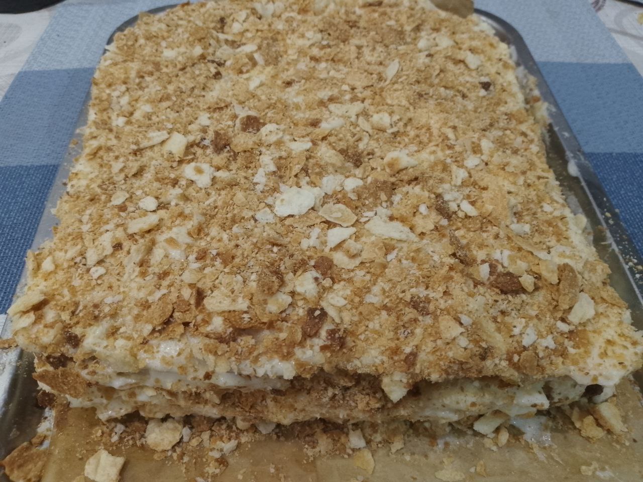 Простой рецепт торта «Наполеон», нежный и вкусный: Посыпаем верх и бока торта крошкой. Помещаем торт в холодильник на ночь, чтобы пропитался.