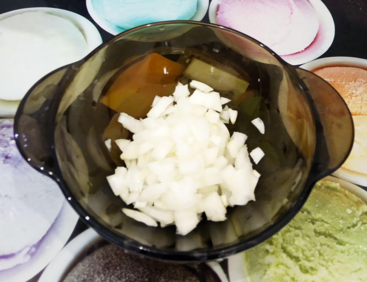 Полезный и вкусный суп из чечевицы: Лук и морковь очищаем от кожуры и промываем. Лук измельчаем, морковь натираем на тёрке половину на крупной