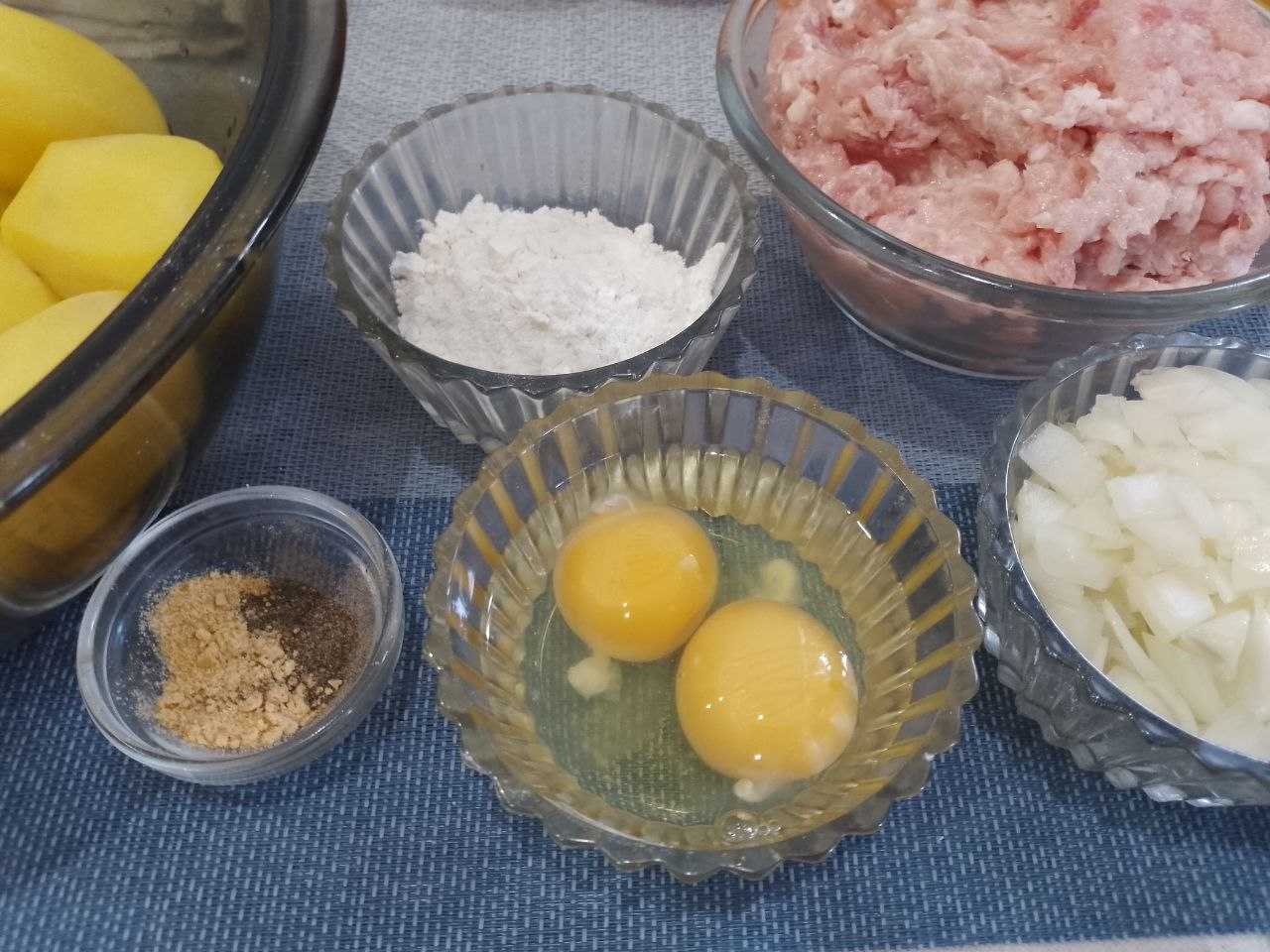 Рулет из тертого картофеля с мясной начинкой, запеченный в духовке