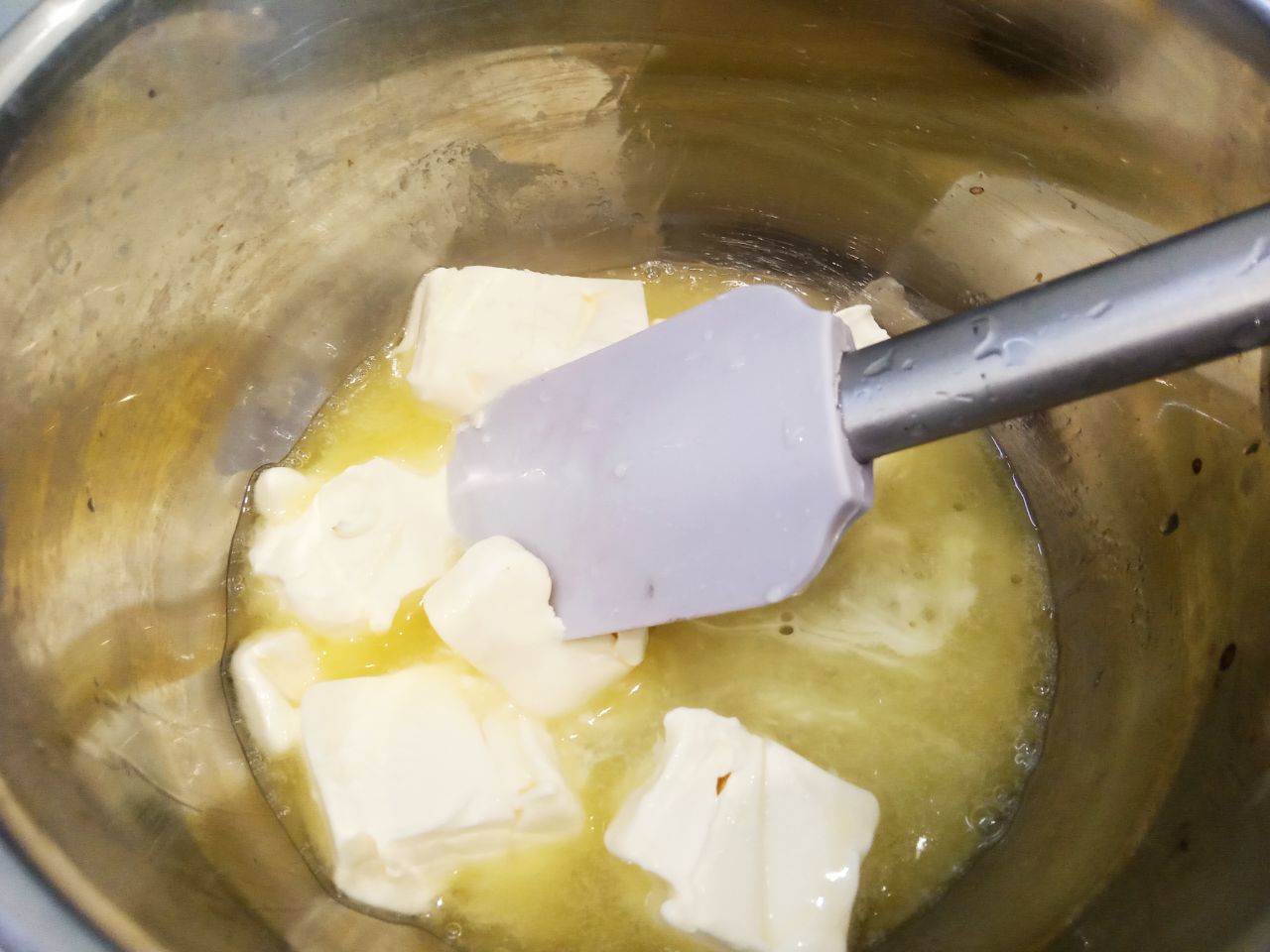 Печенье без яиц, в сахарном сиропе, мягкое и нежное: Сливочное масло разрезаем на кусочки, кладем в сотейник и ставим на медленный огонь. Когда масло начнет