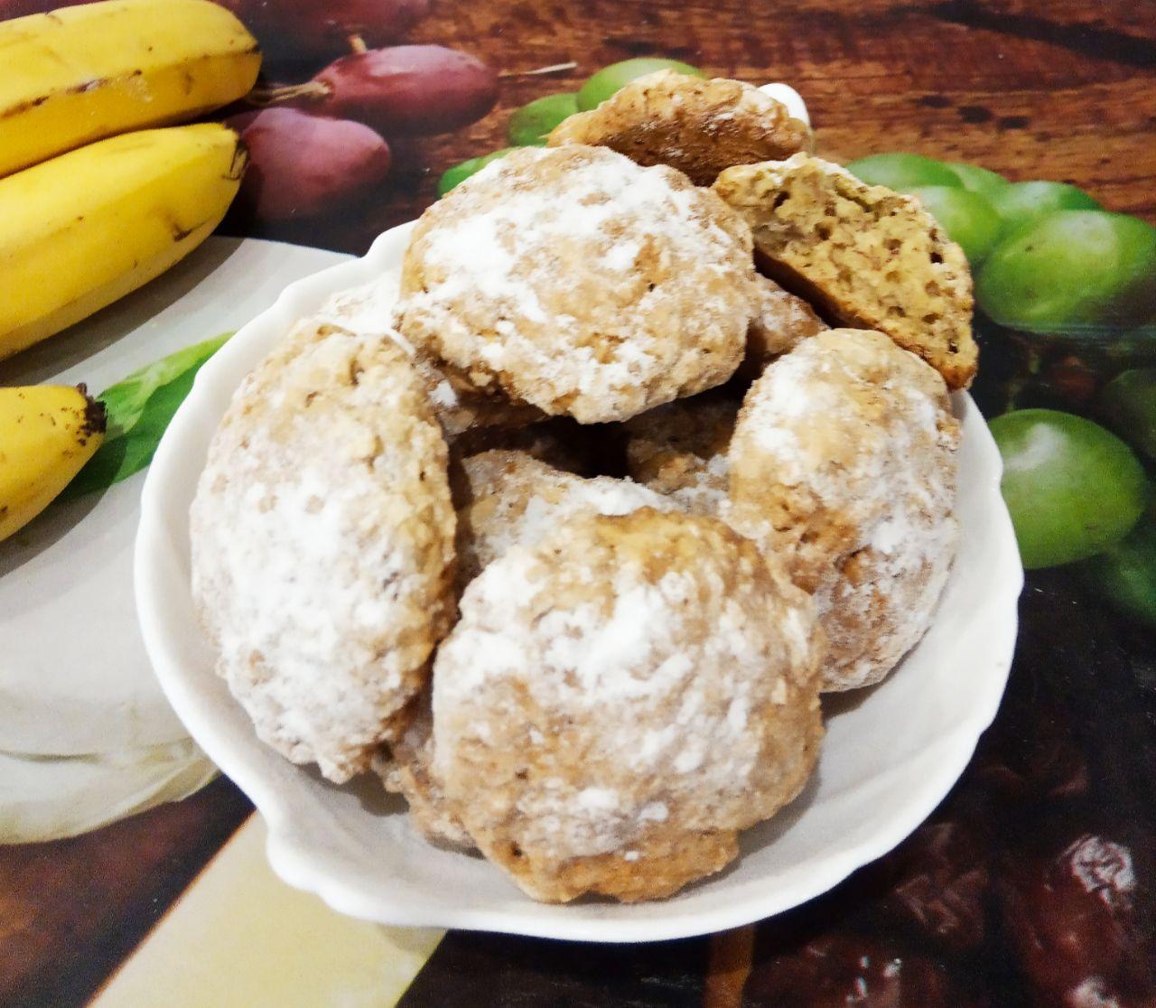 Банановое печенье с геркулесовыми хлопьями: Готовое печенье посыпаем сахарной пудрой и подаем к чаю.