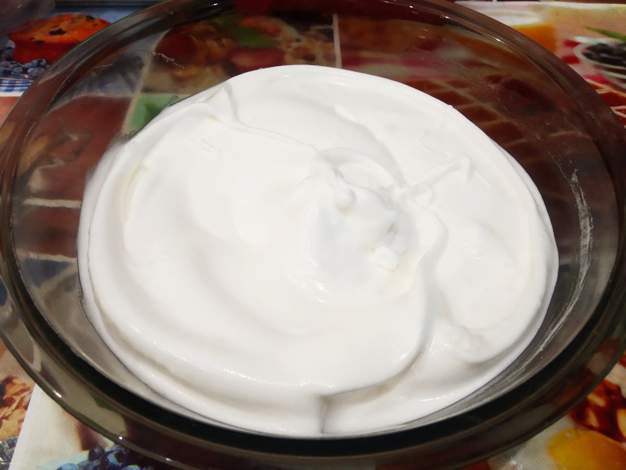Вкусный торт ко дню рождения или к другому торжеству: Всыпаем частями сахар и взбиваем до стойкой массы.