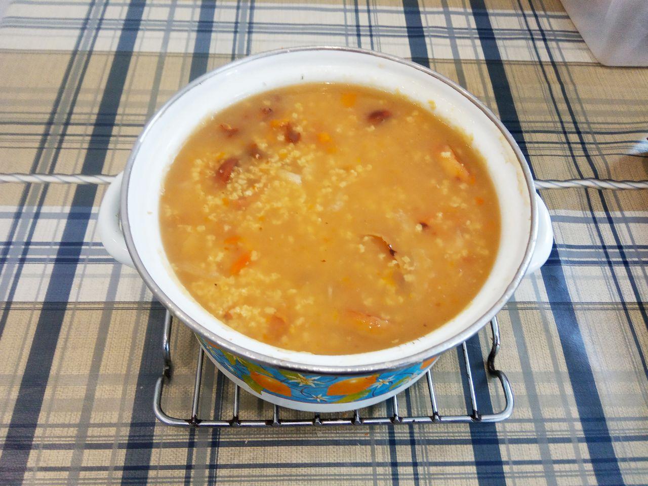Фруктовый суп с сухофруктами и пшеном: Когда фруктовый суп закипит, убавляем огонь. Варим фруктовый суп на медленном огне до готовности около