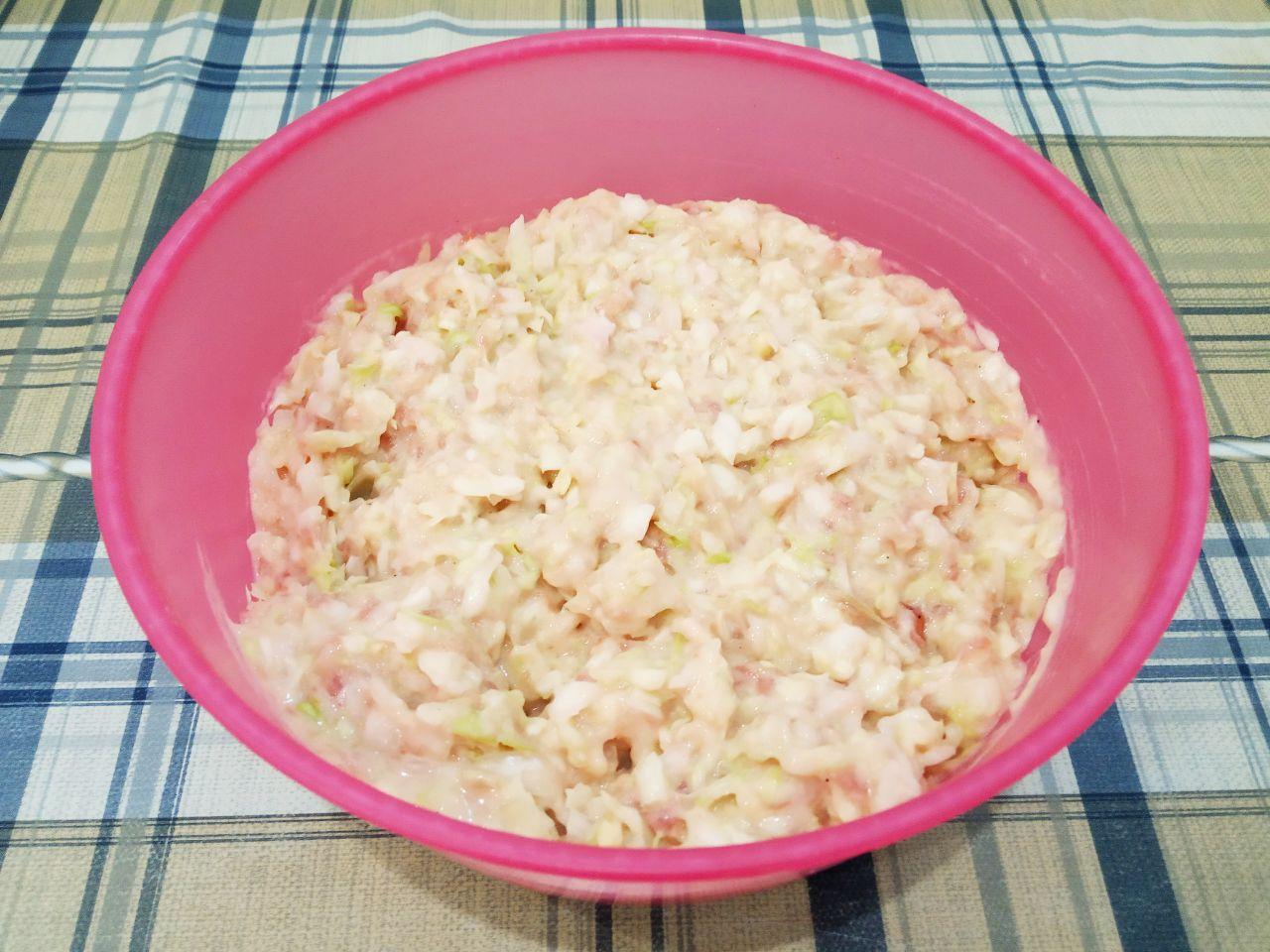 Нежные капустные оладьи с фаршем, вкусно и сытно: Жарим оладьи на растительном масле. Разогреваем сковороду, наливаем растительное масло и выкладываем ложкой