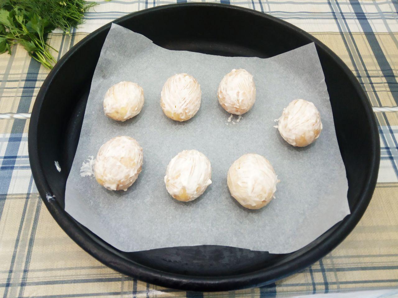 Картофель фаршированный сыром и зеленью, запеченный в духовке: Противень застилаем пергаментом и кладем на него приготовленный картофель.