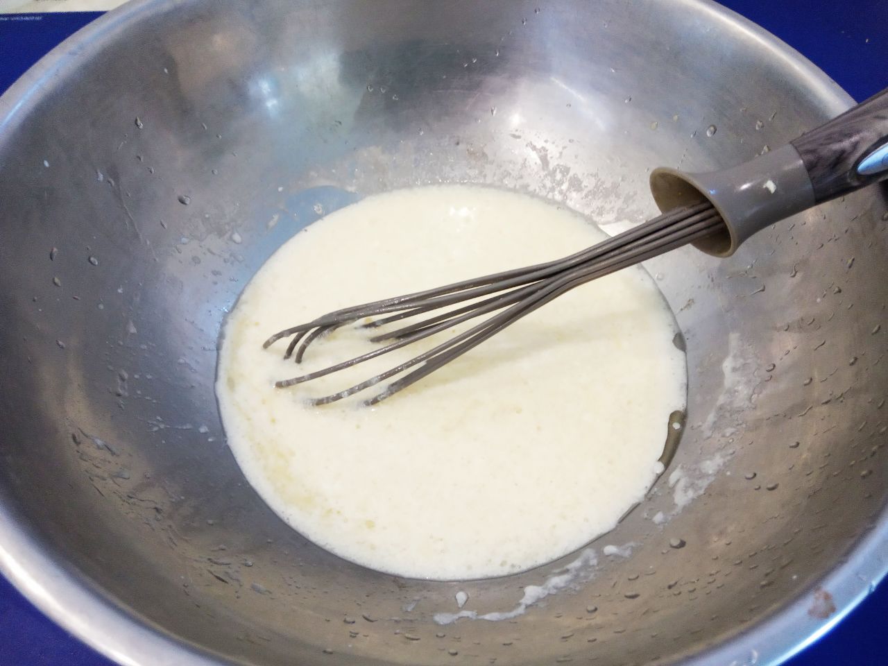 Пирожки с мясной начинкой и кунжутом, просто и вкусно: Вливаем разведенные дрожжи, перемешиваем.