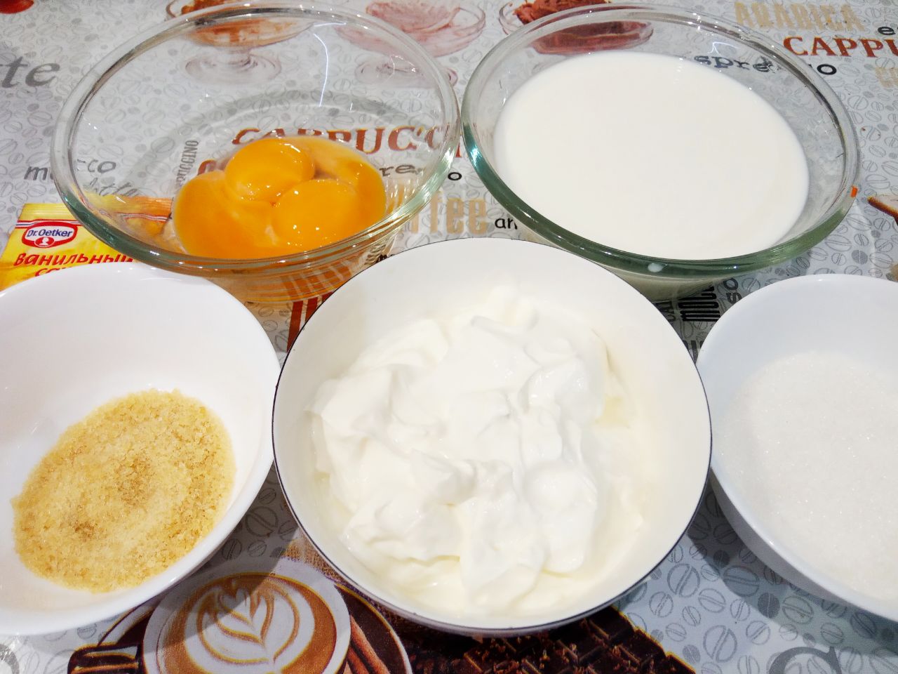 Молочный десерт с шоколадом, вкусный и аппетитный