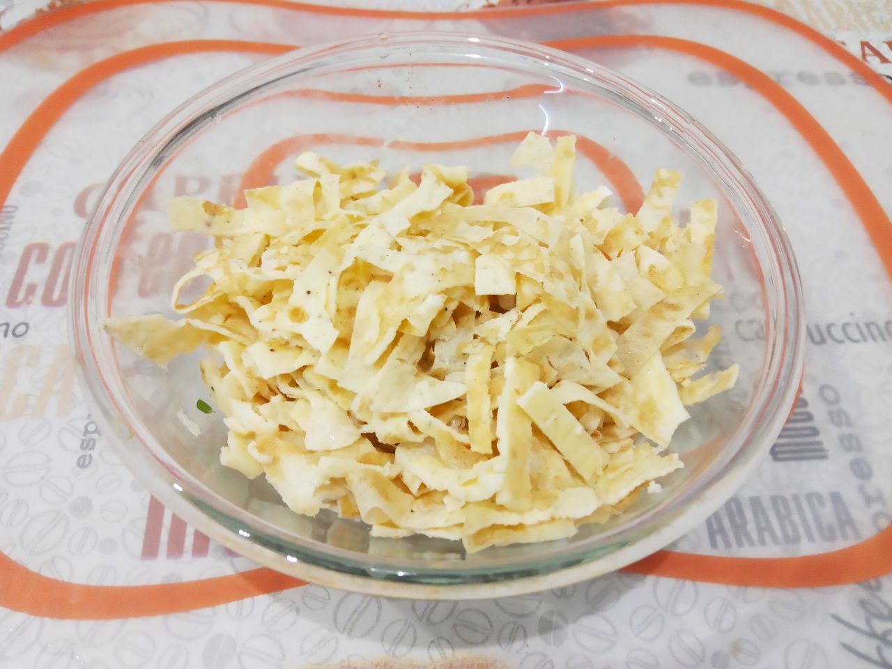 Простой рецепт салата, вкусный и сытный: Разогреваем сковороду и обжариваем на сухой сковороде яичные блины. У меня получилось три блина, так как