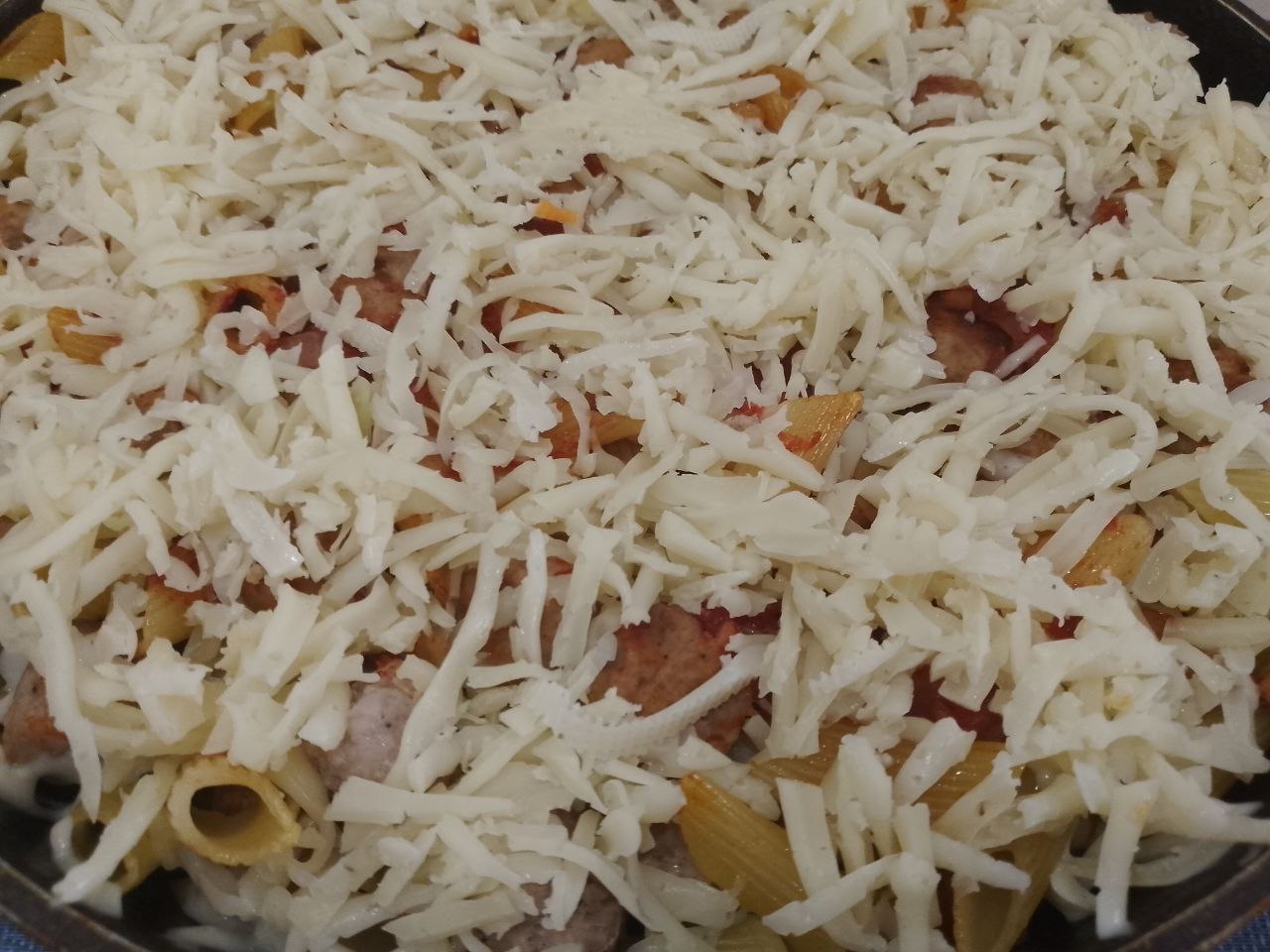 Запеканка зити с мясными шариками, сыром и протертыми помидорами: В конце запекания достаем запеканку, посыпаем тертым сыром и ставим обратно в духовку на 5 минут.