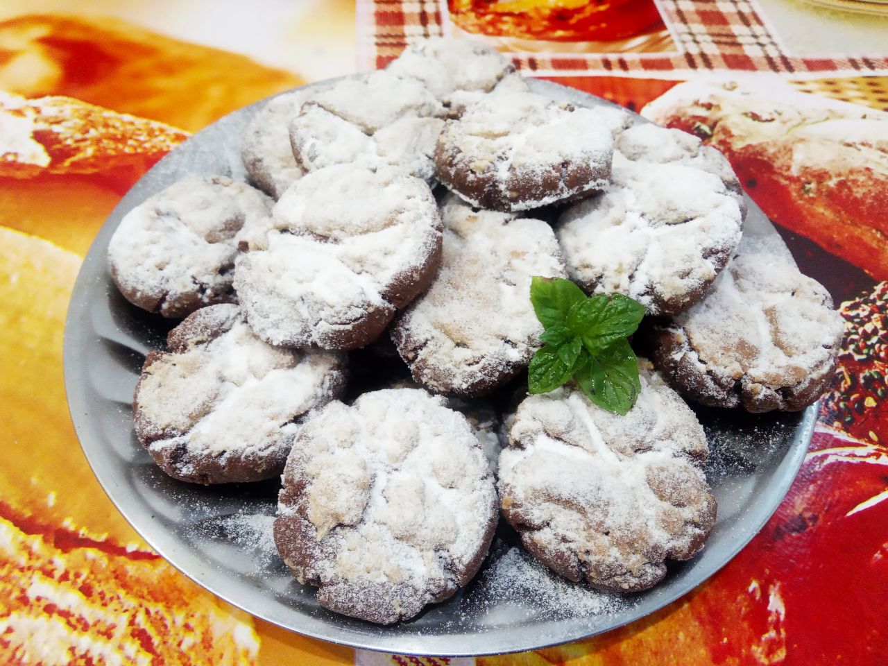 Шоколадное печенье с начинкой из халвы