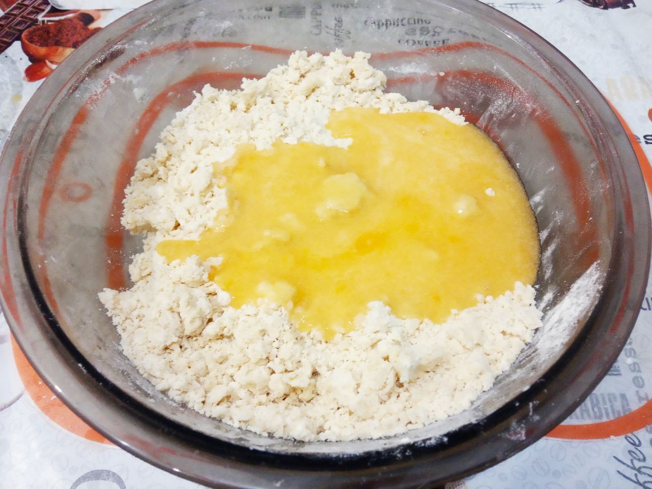 Простой рецепт песочного домашнего печенья, просто и вкусно: Добавляем яичную смесь в мучную крошку, замешиваем мягкое и нежное тесто.
