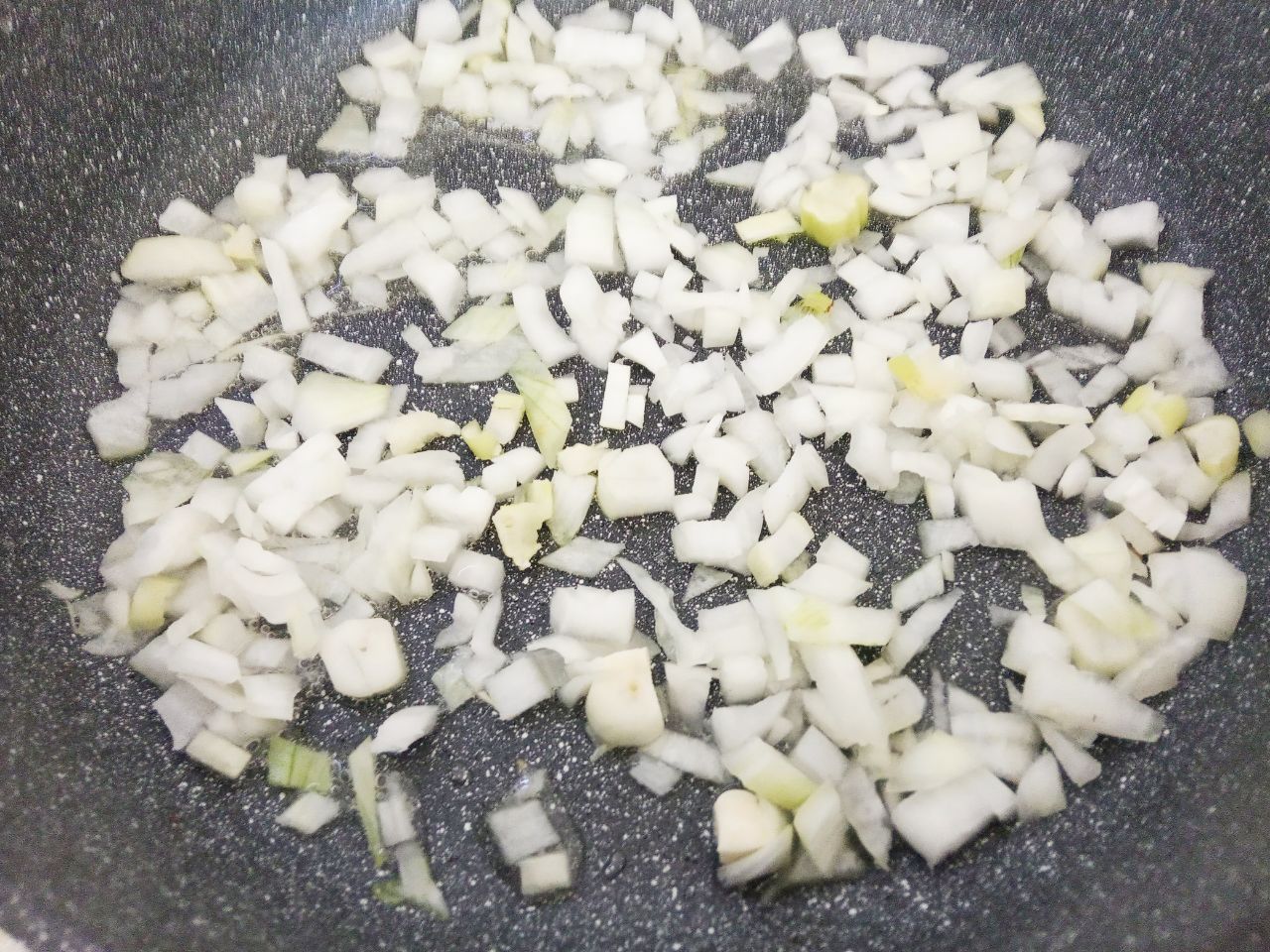 Жареные пирожки из творожного теста, с фаршем и луком, вкусные и аппетитные: Сковороду разогреваем и обжариваем лук до золотистого цвета.