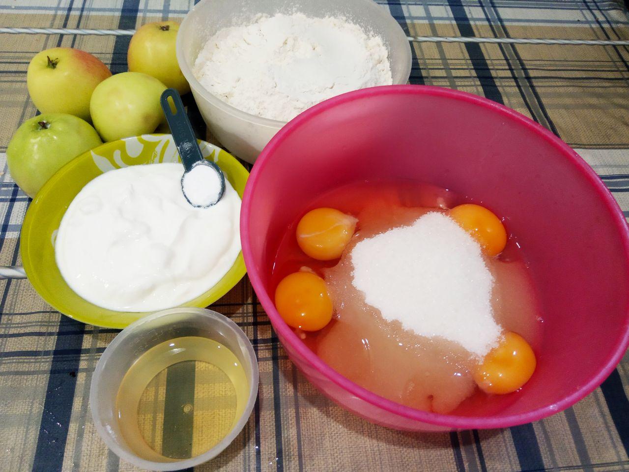 Пирог с яблоками на сметане, вкусно и быстро