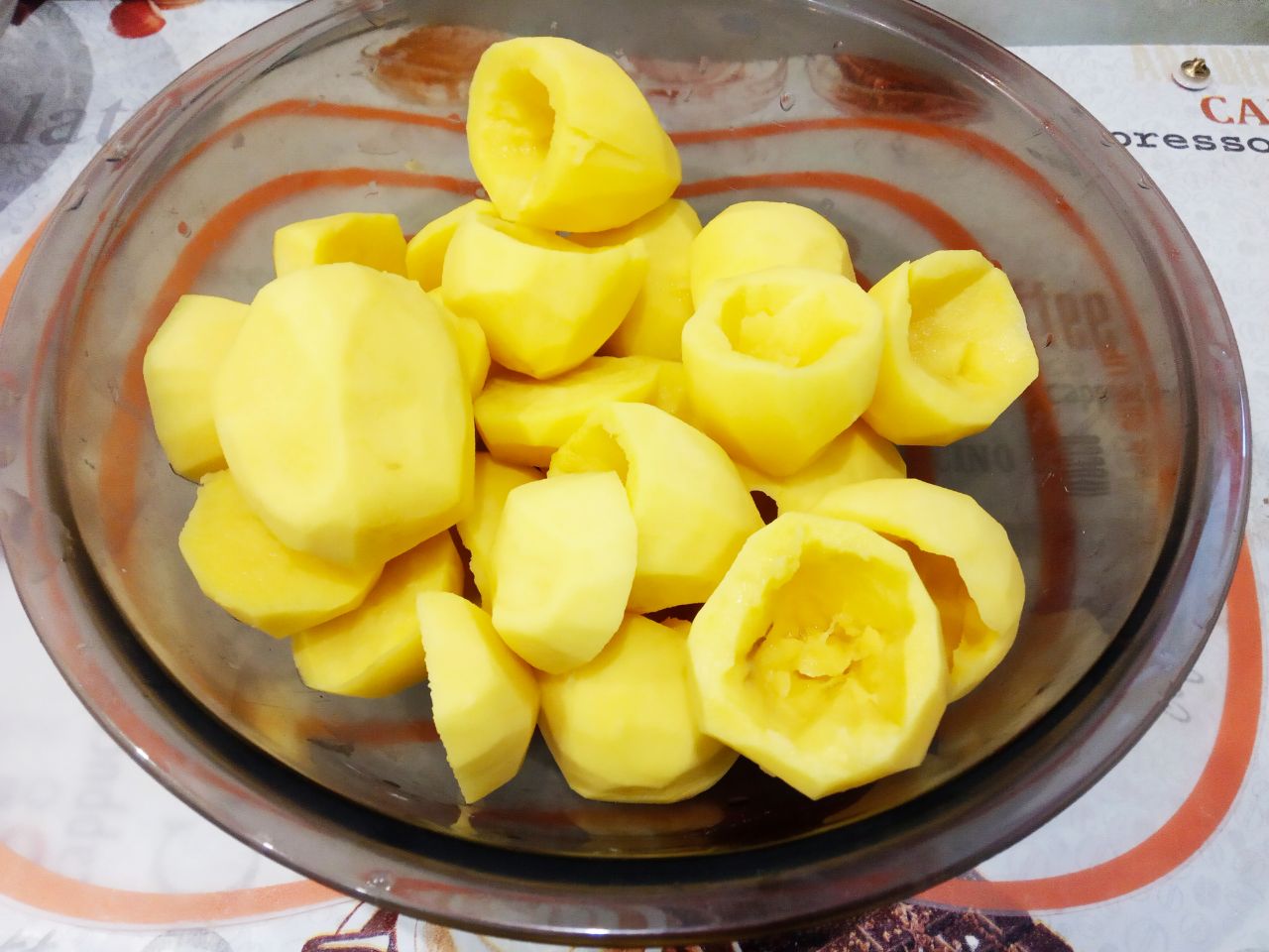 Картофель тушеный и фаршированный мясным фаршем: Верх картошки срезаем, острым ножом вырезаем в картофеле углубление.