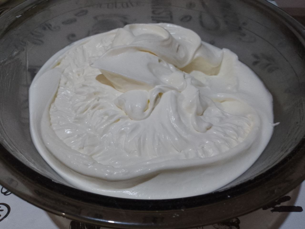 Торт с нежным кремом из сливок и творожного сыра, очень вкусный: Перед тем, как взбивать сливки охлаждаем венчики и посуду, в которой будем взбивать. Холодные сливки