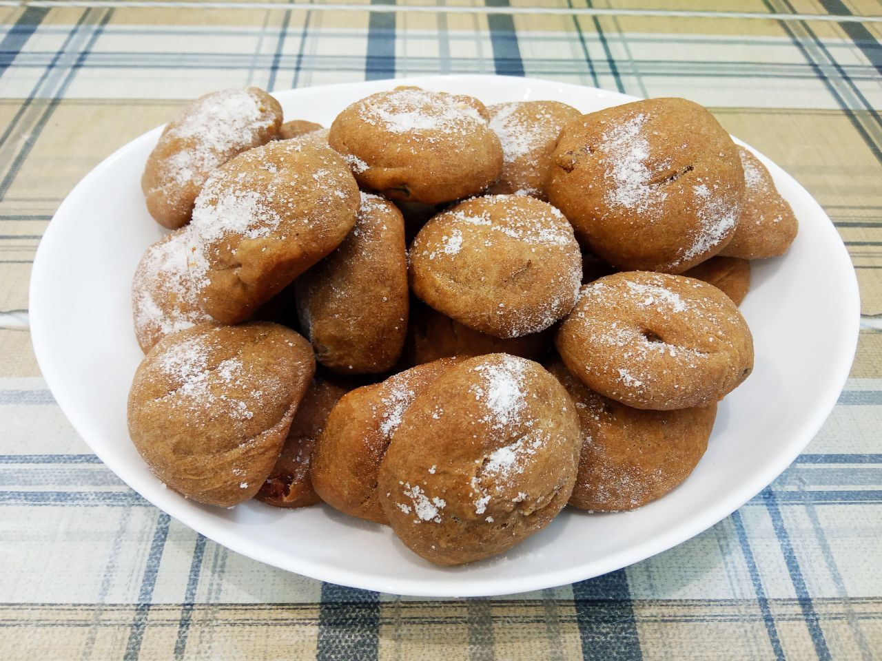 Кофейное печенье с изюмом на растительном масле, мягкое и воздушное: Выкладываем печенье на блюдо, посыпаем сахарной пудрой и подаем к чаю.