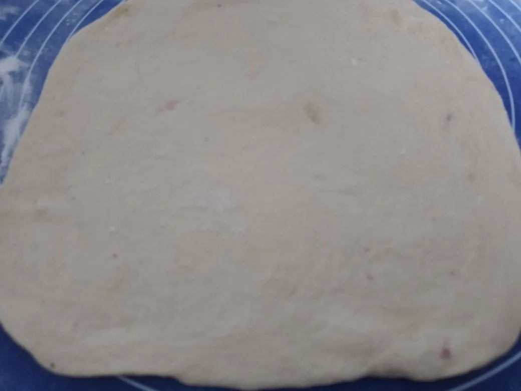 Булочки с начинкой из шоколадной крошки, воздушные и ароматные: Каждую часть раскатываем прямоугольником.