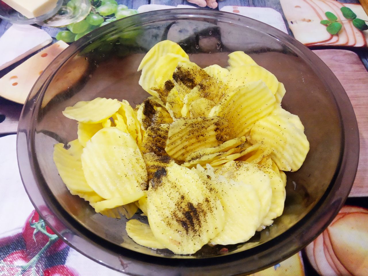 Картофель запеченный с фаршем, перцем и сыром, в духовке: Кружочки складываем в чашу, добавляем соевый соус, растительное масло, соль и перец по вкусу,