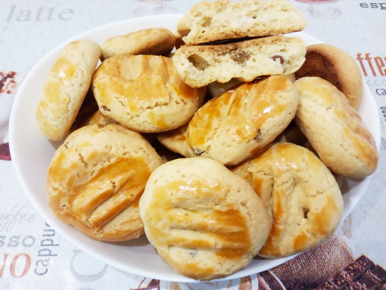 Домашнее печенье на растительном масле с изюмом, песочное и рассыпчатое: Испеченное печенье выкладываем на блюдо, охлаждаем и подаем к чаю.