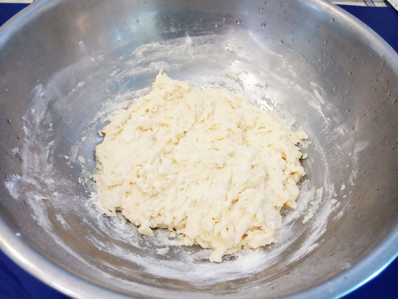 Пирожки с мясной начинкой и кунжутом, просто и вкусно: Муку просеиваем через мелкое сито, смешиваем с солью и половину высыпаем в тесто, размешиваем.
