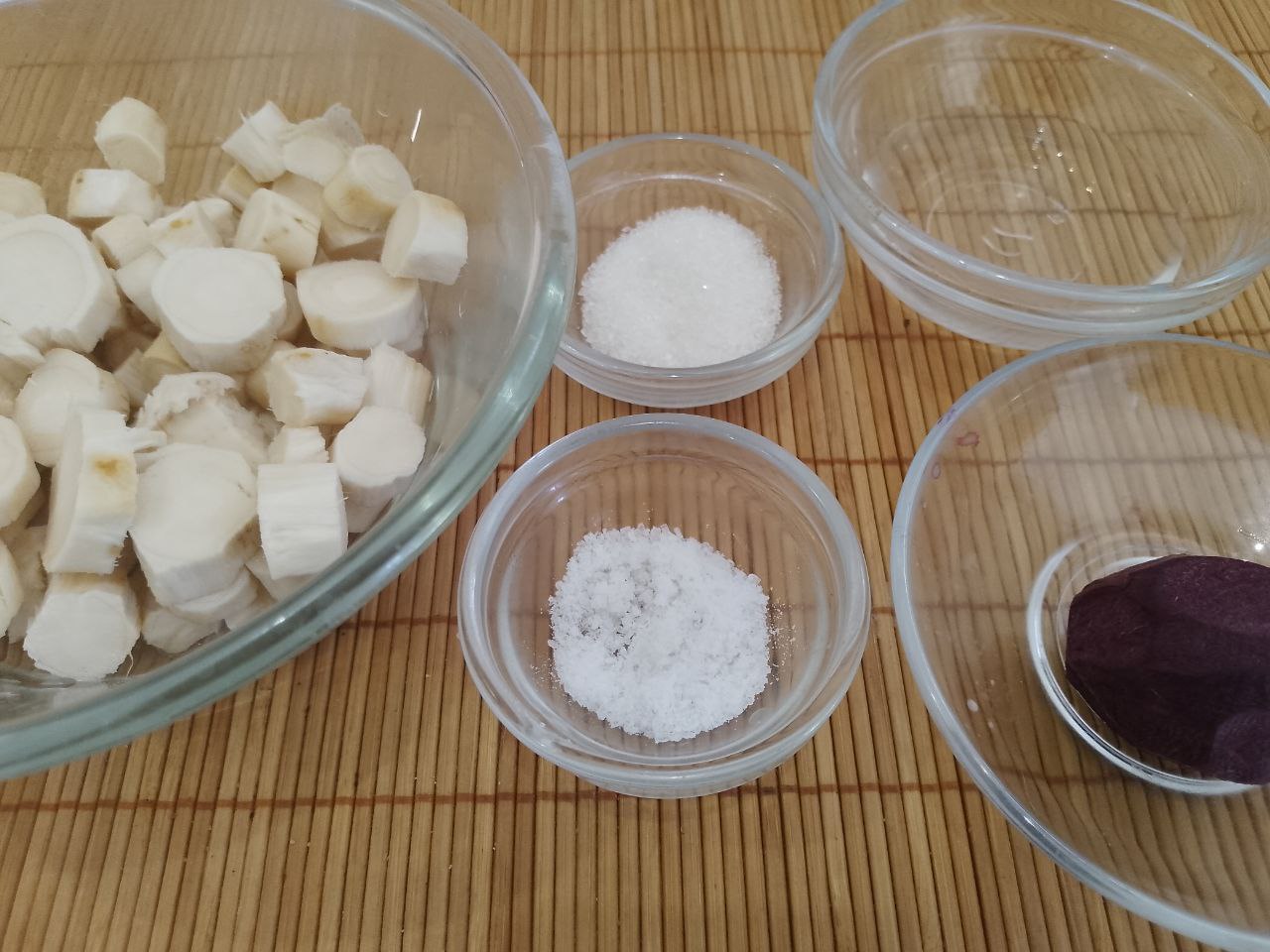 Заправки из хрена с уксусом, свеклой и с майонезом: Выкладываем измельченный хрен в миску, добавляем уксус и перемешиваем. Перекладываем заправку из хрена в