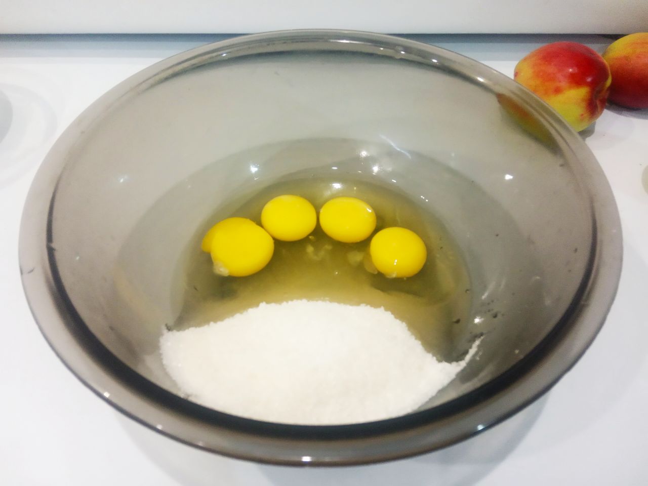 Шоколадный пирог на молоке с яблоками, вкусный и аппетитный: Яйца разбиваем в чашу, добавляем сахар и ванильный сахар, взбиваем до загустения.