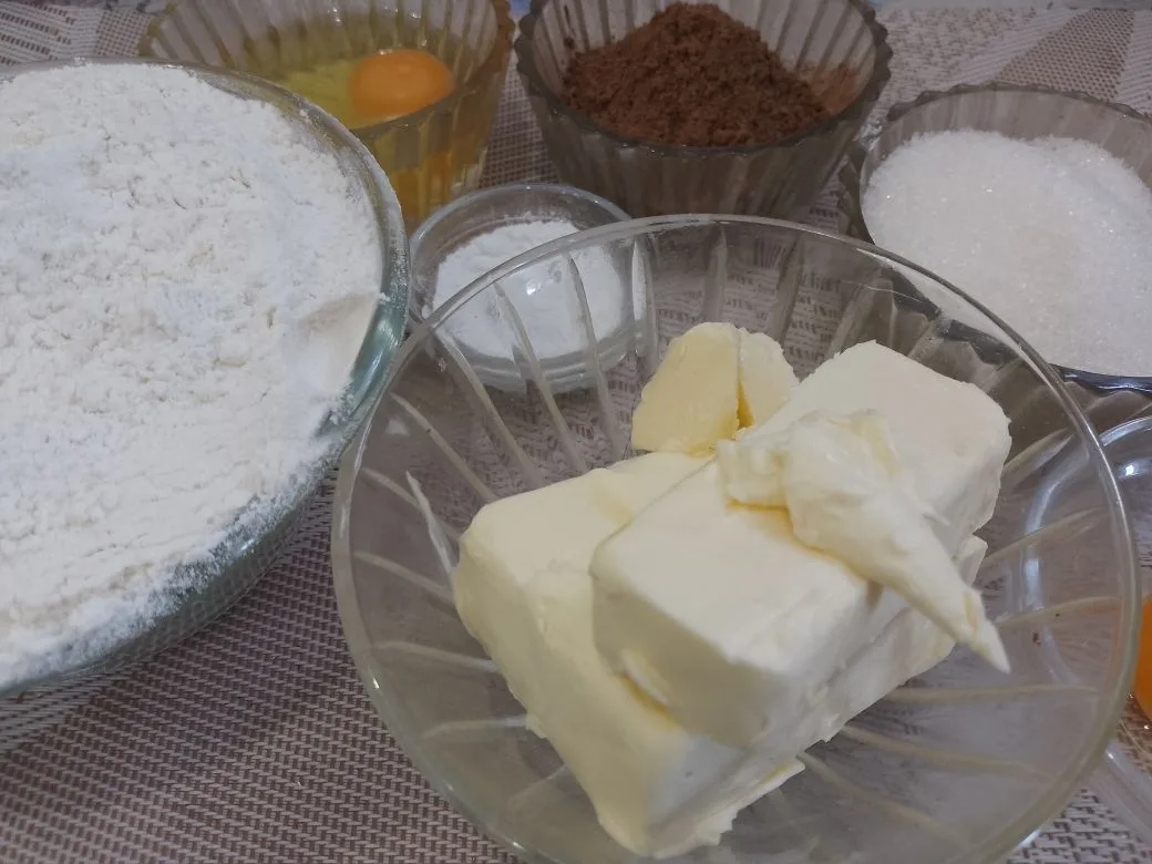 Шоколадное песочное печенье с кунжутом и кокосовой стружкой