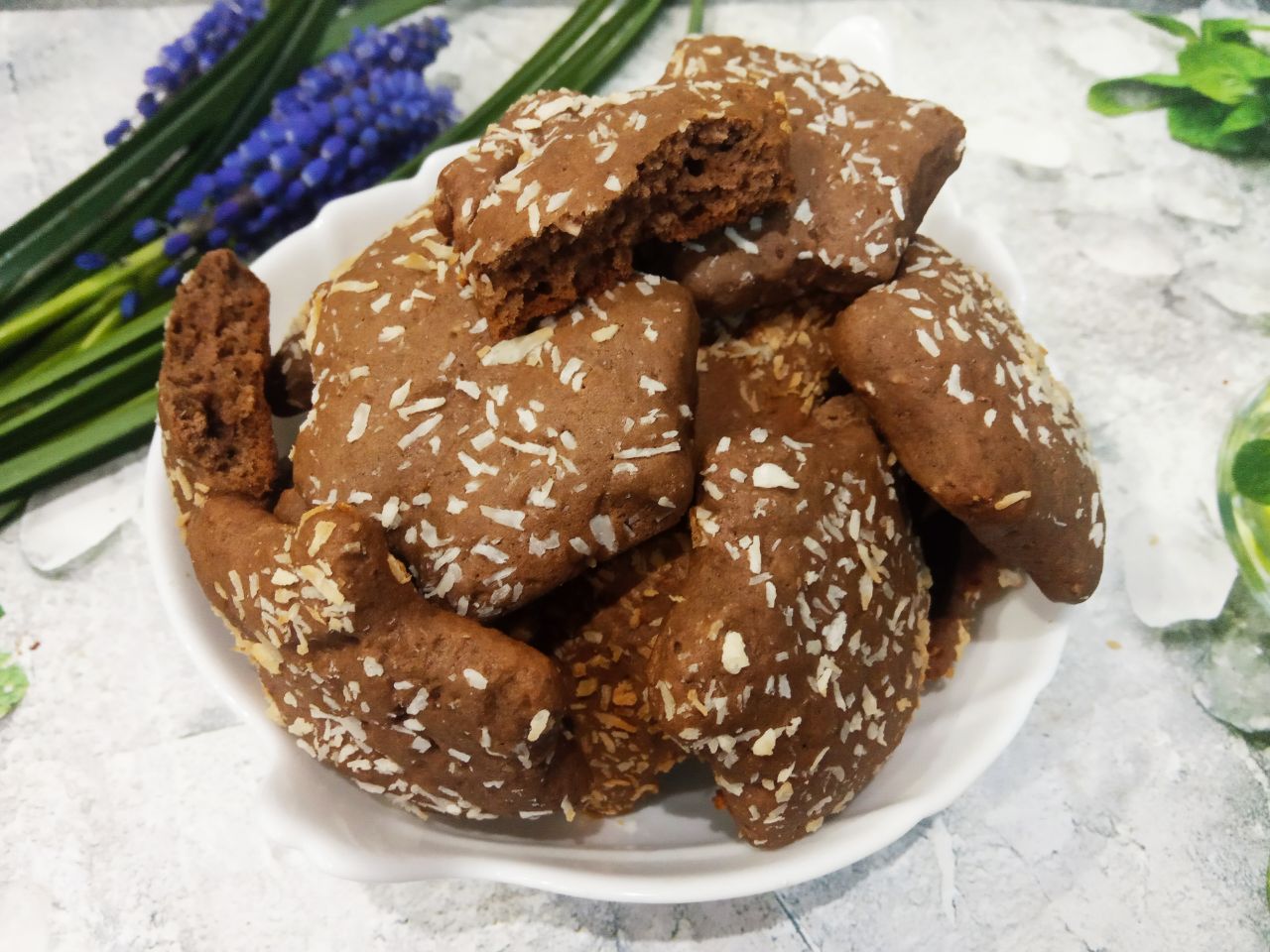 Домашнее шоколадное печенье, рассыпчатое и мягкое с кокосовой стружкой: Охлажденное испеченное печенье выкладываем на блюдо и подаем к чаю.